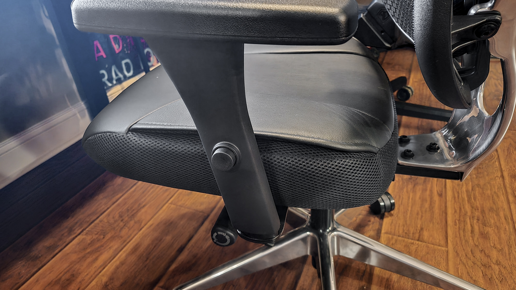 The button on the outside of the Oak Hallow Aloria&#039;s armrests which is used to raise or lower them