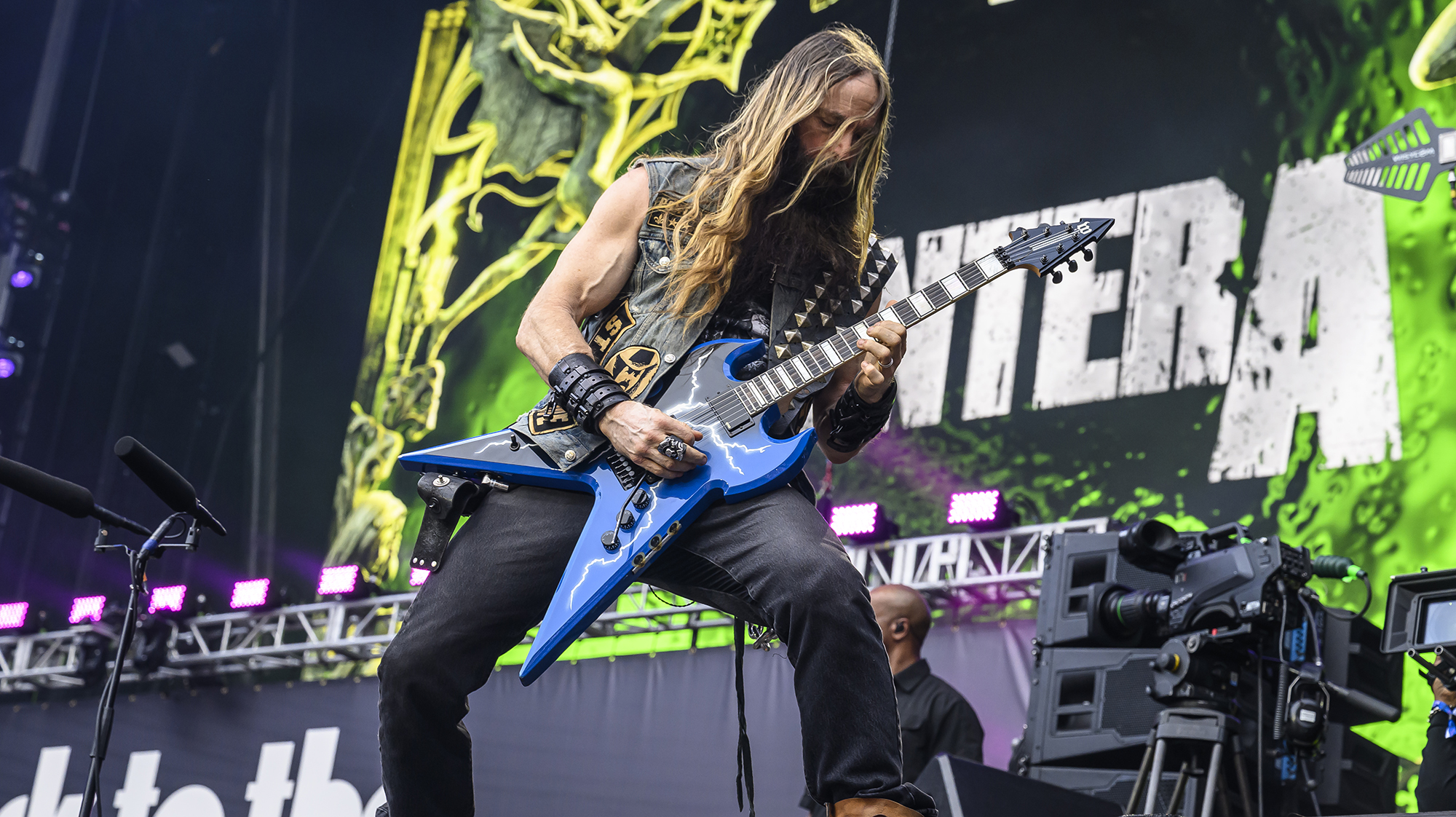 Zakk Wylde performs with Pantera at Back to the Beginning