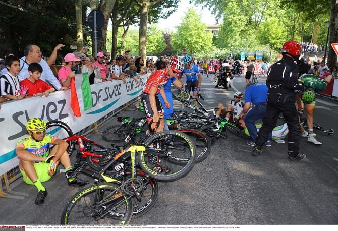 A massive crash in the sprint on stage 10