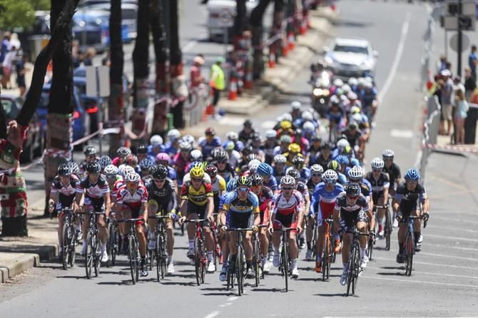 The men's peloton on the back straight