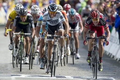 Cadel Evans (BMC) edges Alberto Contador (Saxo Bank Sungard) to win stage four.