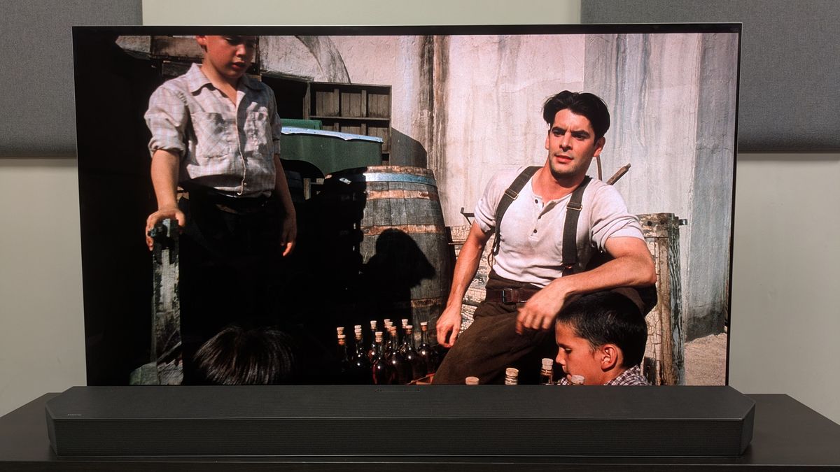 The Devil's Backbone 4K Blu-ray on LG G5 showing Jacinto sat on the bed of a truck