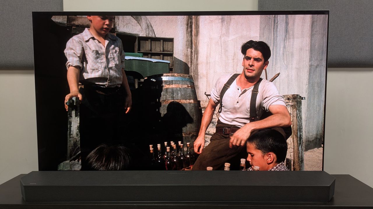 The Devil's Backbone 4K Blu-ray on LG G5 showing Jacinto sat on the bed of a truck
