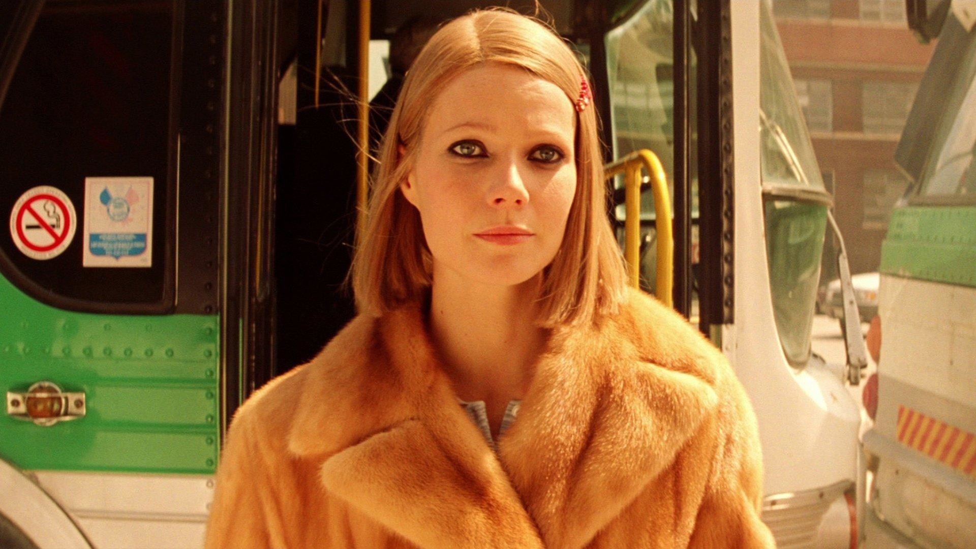 Beste Wes Anderson-film: Gwyneth Paltrow ser melankolsk mot kamera i filmen "The Royal Tenenbaums"