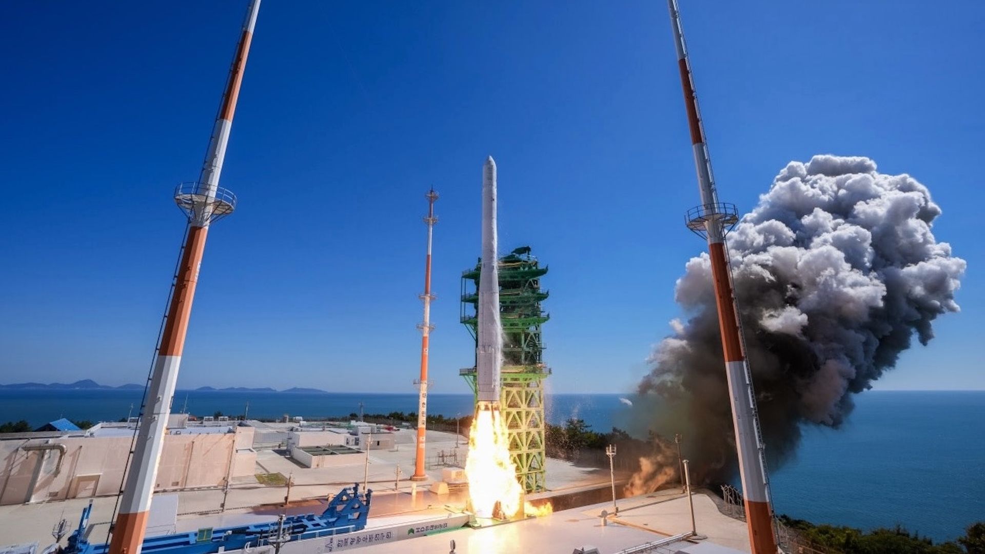 South Korea launches Nuri rocket carrying 15 satellites, its 1st liftoff of 2026 (photo)