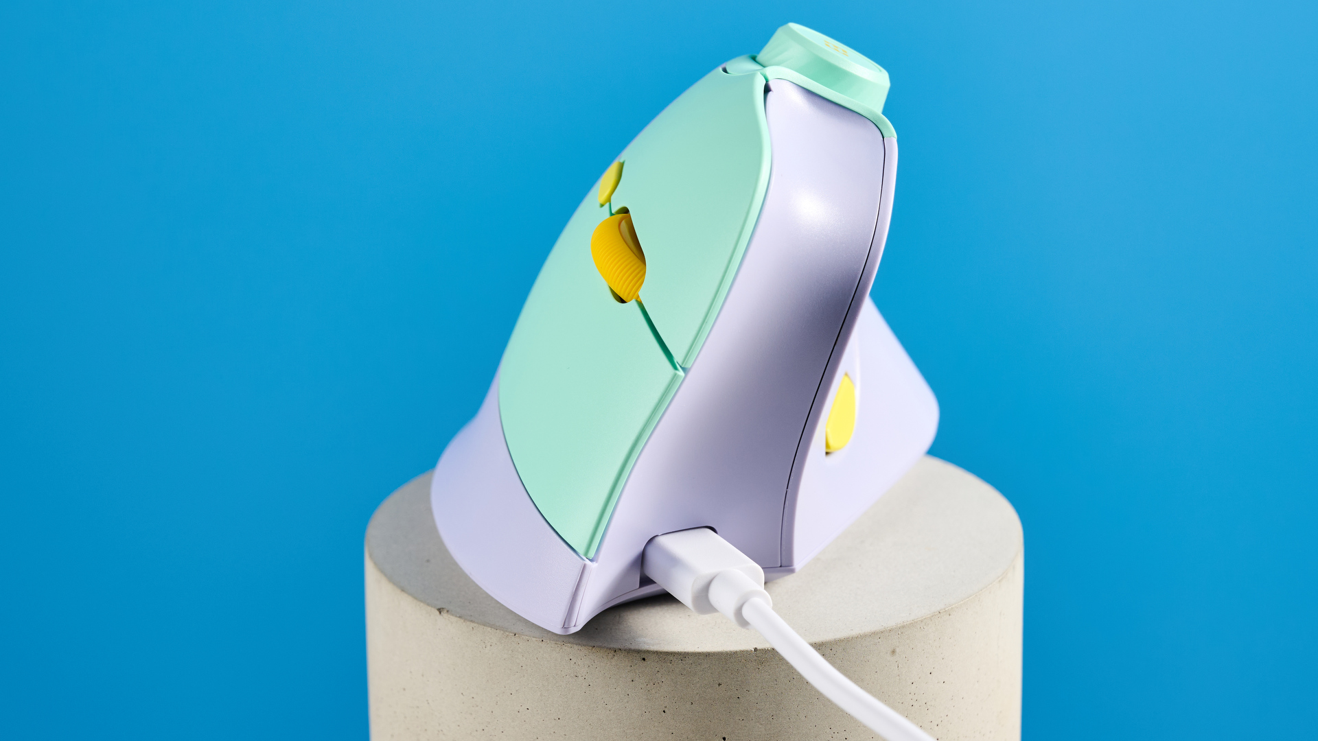 Seenda MOU-302 Vertical Wireless Mouse in ming and purple colour way with yellow accents photographed on a blue background.