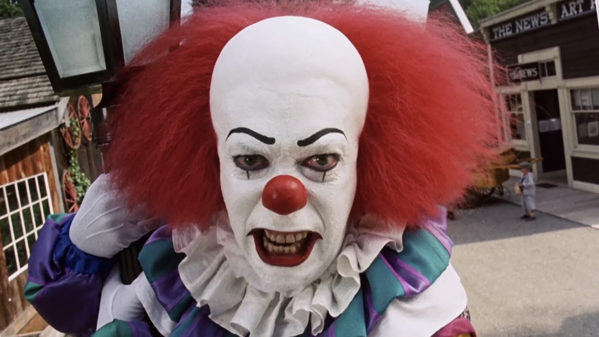 Pennywise looking directly into camera and snarling in Stephen King's IT (1990)