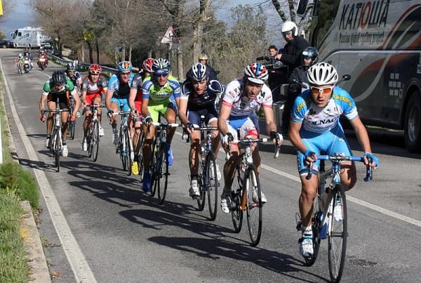 Domenico Pozzovivo (Colnago - CSF Inox) leads Michele Scarponi (Androni Giocattoli) with 400m to go in stage two.