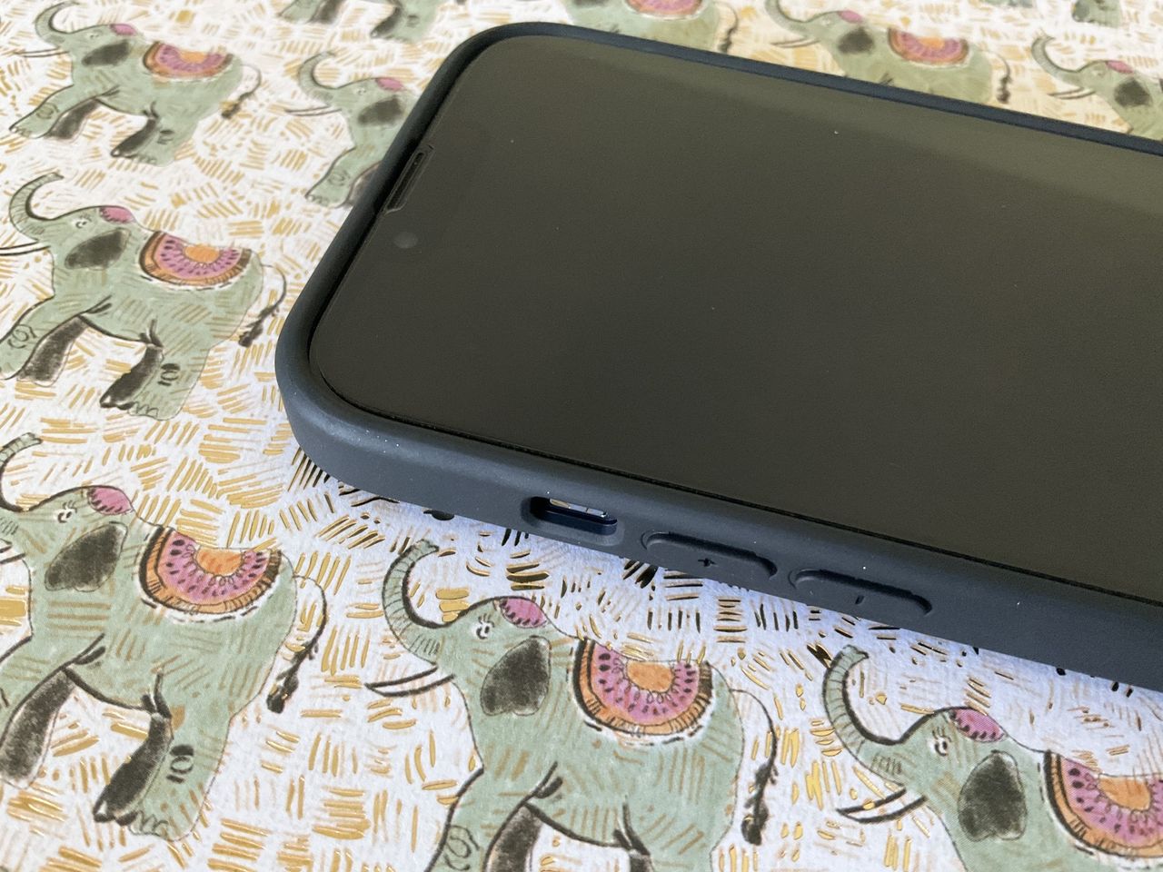 Totallee Thin Hybrid Magsafe Iphone Case Lifestyle Side
