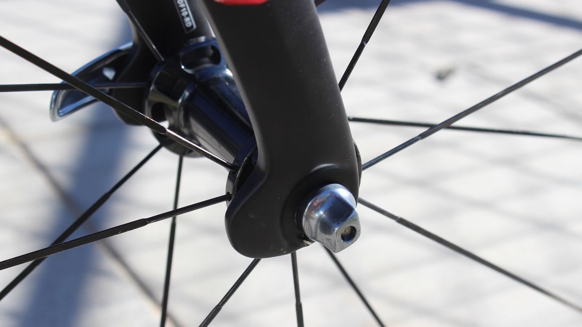 The aerodynamic tabs on the fork dropout are inspired from Bradley Wiggins Hour Record bike