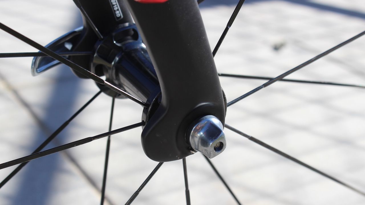 The aerodynamic tabs on the fork dropout are inspired from Bradley Wiggins Hour Record bike