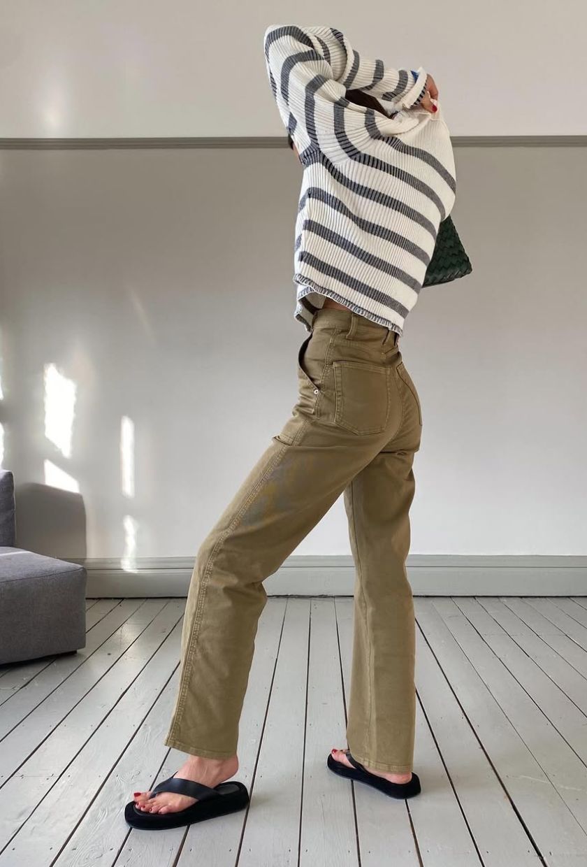 @smythsisters wears camel jeans with a stripe jumper and black flip-flops