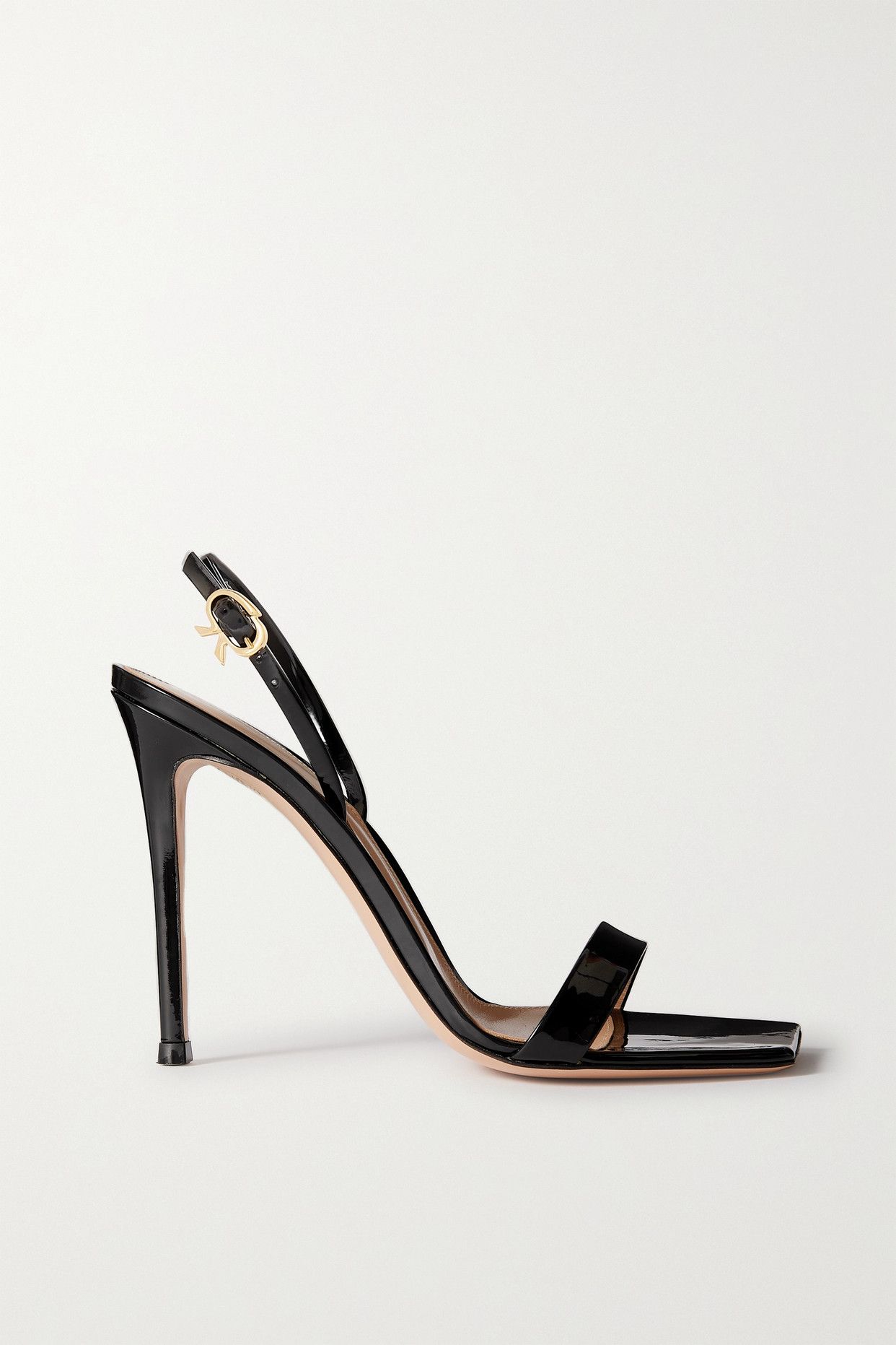 missing-image ارتدت زوي كرافيتز موضة الأحذية الحاصلة على براءة اختراع لرفع مظهرها