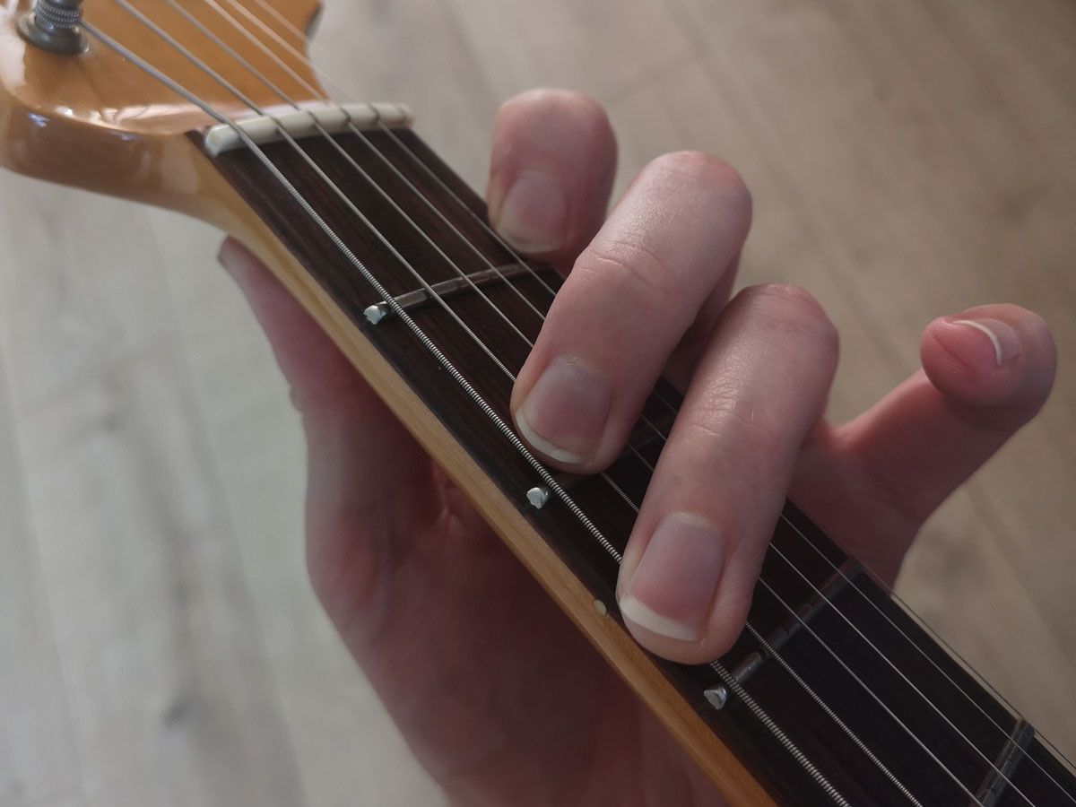 How to play the G chord on guitar