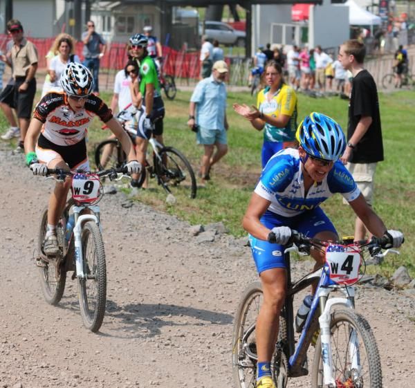 Katerina Nash (Luna Womens MTB) attacks Davison.