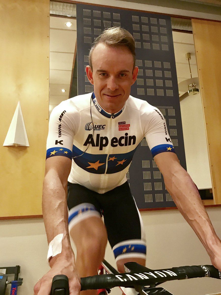Alexander Kristoff shows off his European champs jersey
