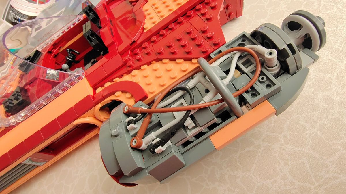 Lego Star Wars Luke Skywalker&rsquo;s Landspeeder 75341_Broken Engine Close up 2