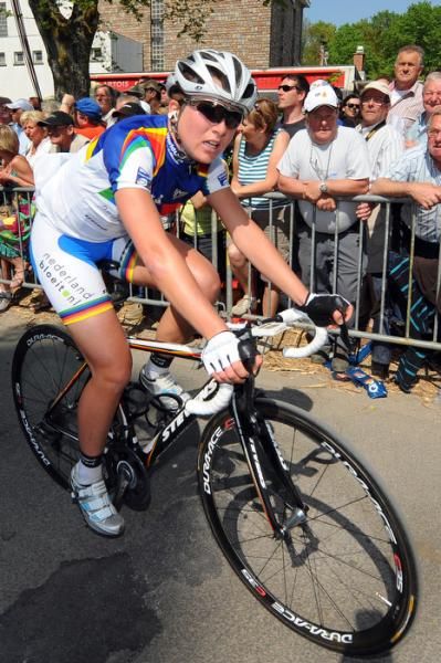 Annamiek Van Vleuten (Nederland Bloeit) in the World Cup leader's jersey.