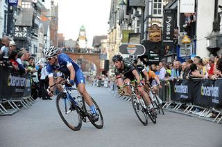 Yanto Barker heads break, Tour Series 2010, round 9, Chester