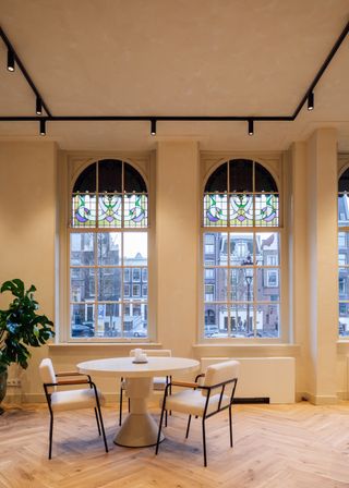 Window details, a table and chairs and a green plant at the Prinsengracht venue