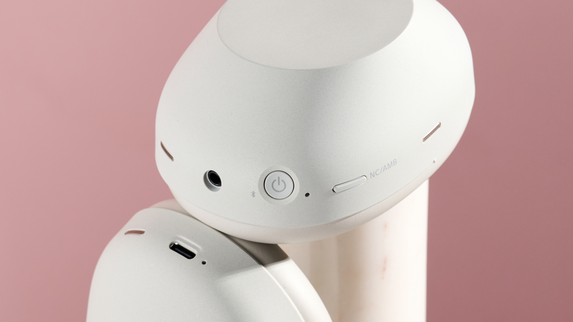 Sony WH-1000XM6 earcups