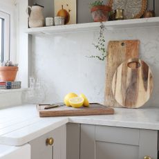 Kitchen worktop in quartz with matching backsplash