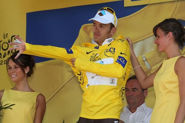 Rinaldo Nocentini (AG2R) gets to take the yellow jersey into the first rest day.