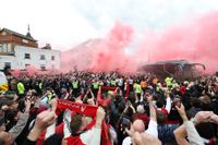 LONDON, ENGLAND - MAY 05: The Arsenal team bus arrives to fans waiting outside the stadium as red smoke flares are set off prior to the UEFA Champions League 2025/26 Semi Final Second Leg match between Arsenal FC and Atletico de Madrid at Arsenal Stadium on May 05, 2026 in London, England. (Photo by Justin Setterfield/Getty Images)
