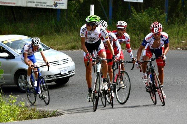 William Valencia (Greatwall-Indeportes Antioquia) checks to see who is behind.