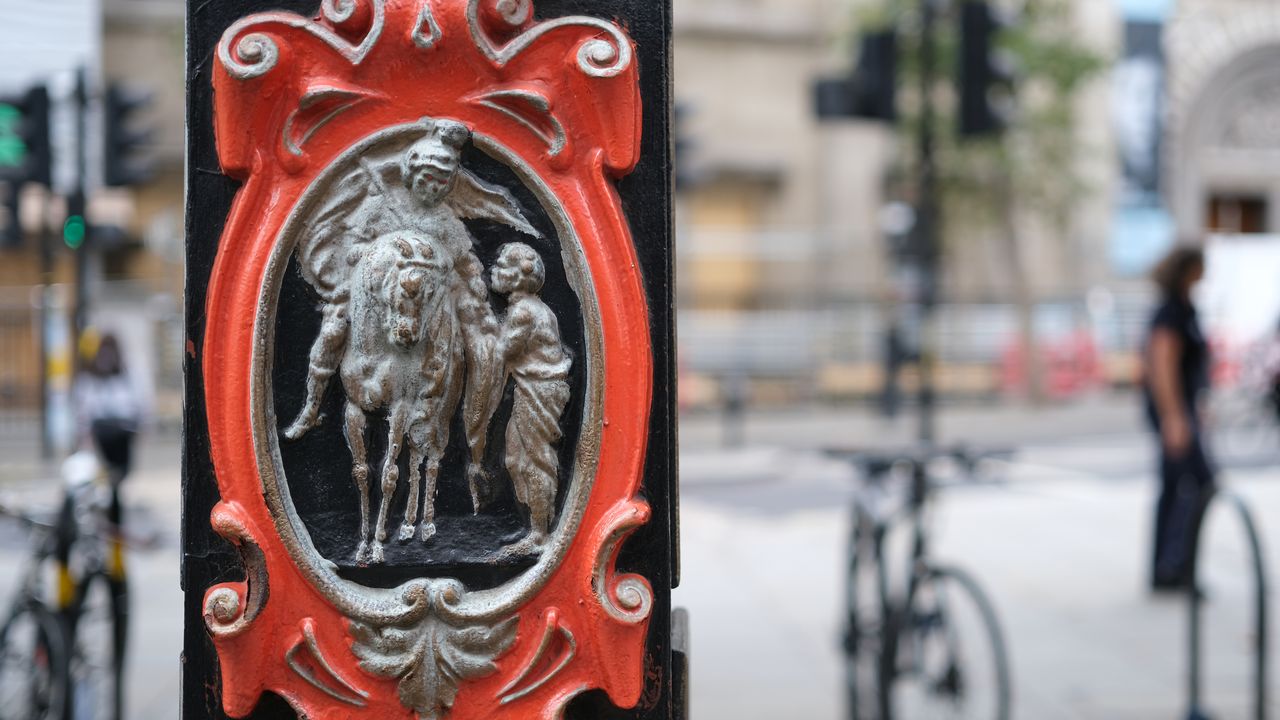 An old street sign on London's Trafalgar Square shot on the Fujifilm XF33mm f/1.4 lens