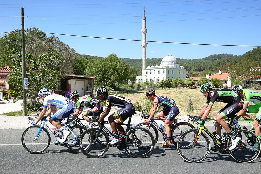 The pack makes its way to the finish during stage 4 in Turkey.