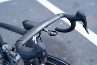 An integrated cockpit on Lotte Kopecky's S-Works Crux.