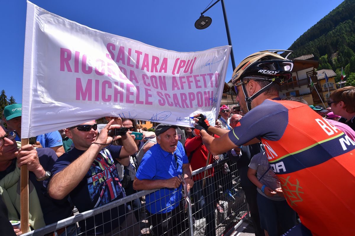 Vincenzo Nibali (Bahrain-Merida) had plenty of time for the fans pre stage