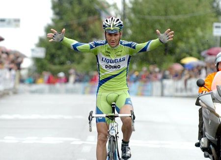 Ivan Basso (Liquigas-Doimo) wins the GP Carnago in spectacular fashion