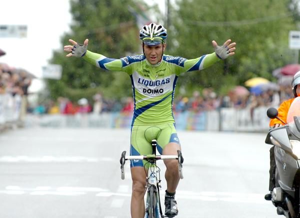 Ivan Basso (Liquigas-Doimo) wins the GP Carnago in spectacular fashion