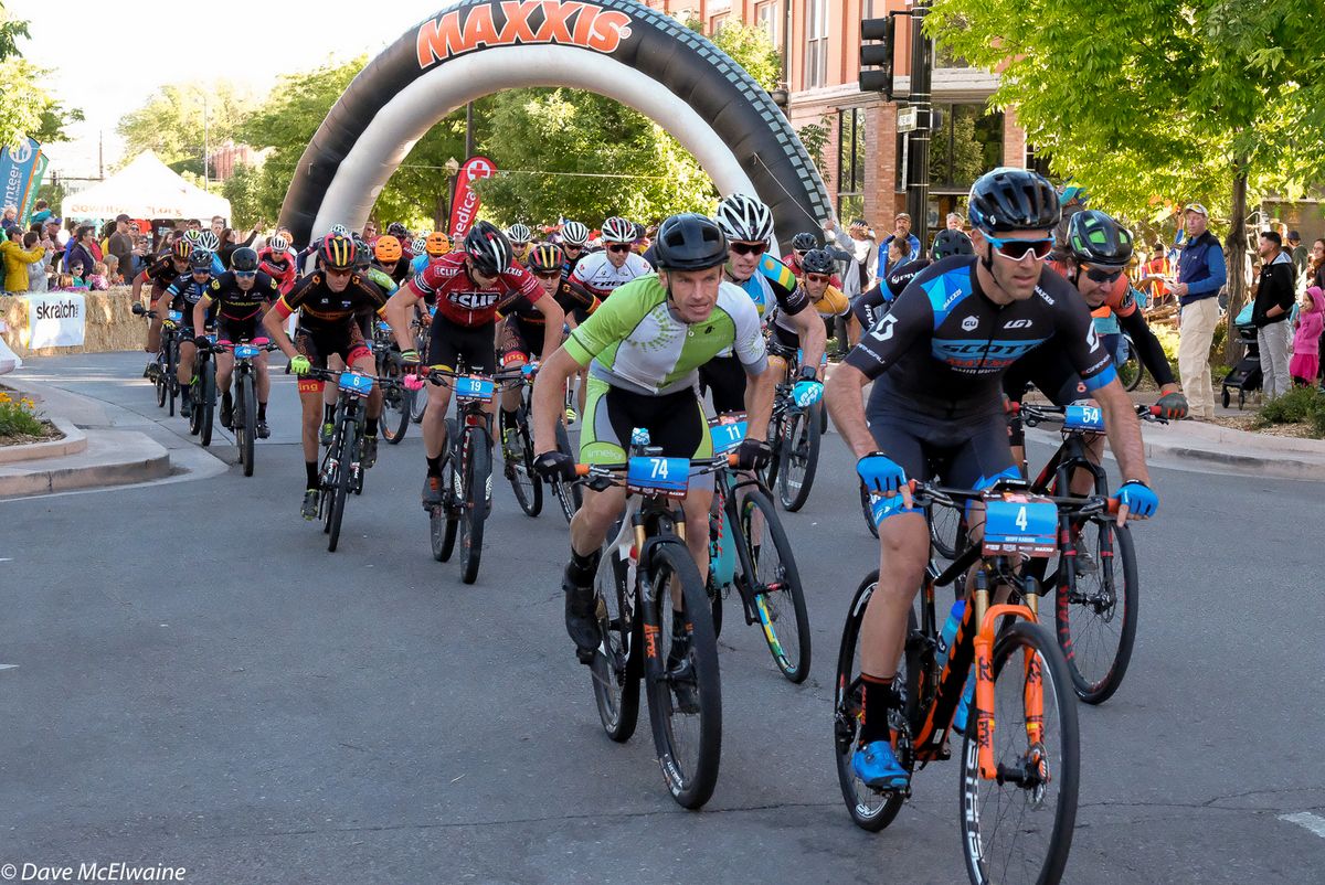 Geoff Kabush (Scott-Maxxis) was attentive to the early leaders