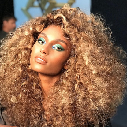 Hair, Face, Ringlet, Hairstyle, Blond, Wig, Eyebrow, Beauty, Human, Lip,