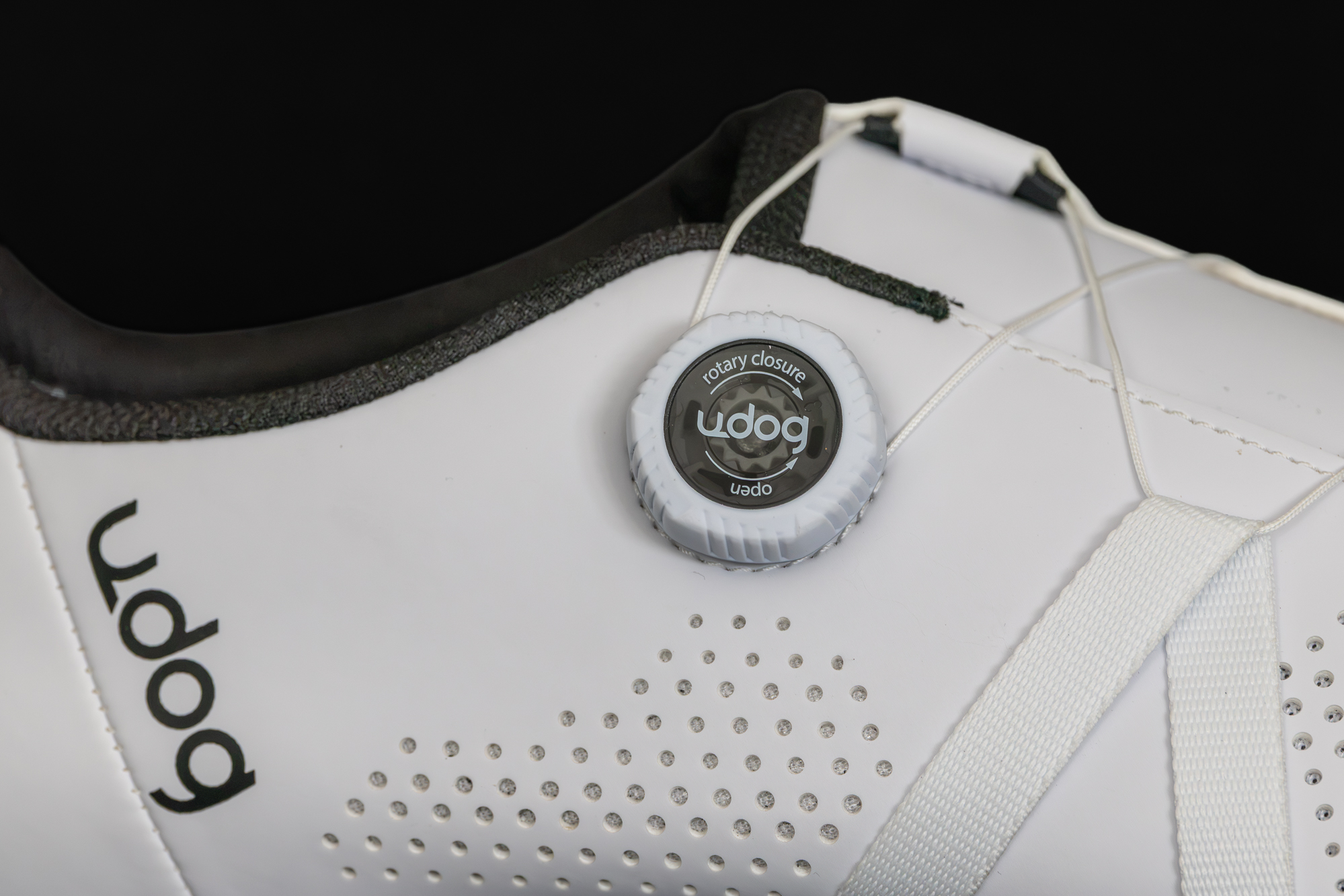 close up of the twist dial on a white cycling shoe