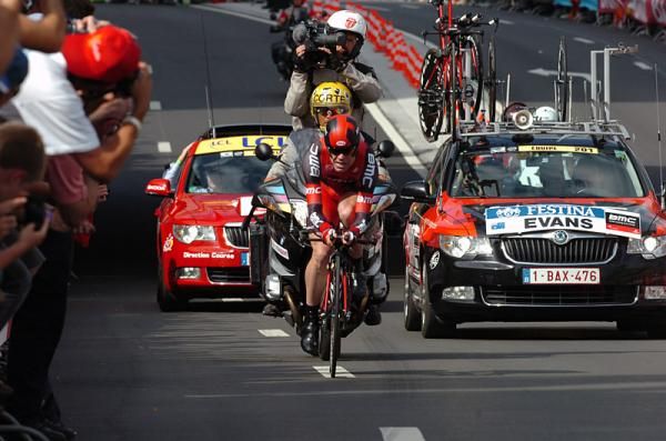 Defending Tour de France champion Cadel Evans opted to wear his BMC skinsuit rather than a yellow one for the prologue.