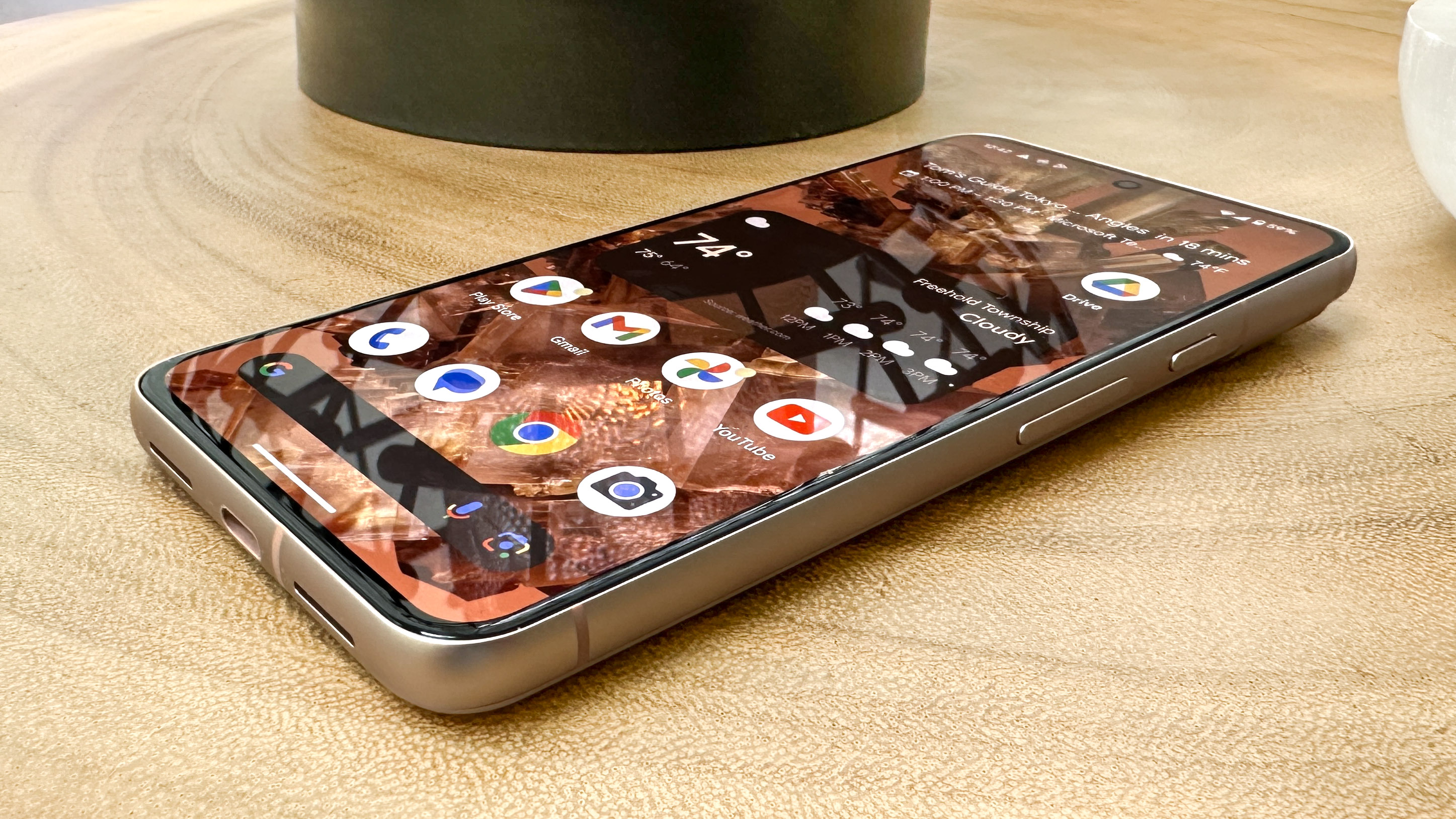 Google Pixel 8 показан в руке