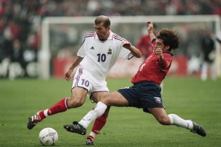 Clarence Acuña competes for the ball with Zinedine Zidane in a friendly between Chile and France in September 2001.