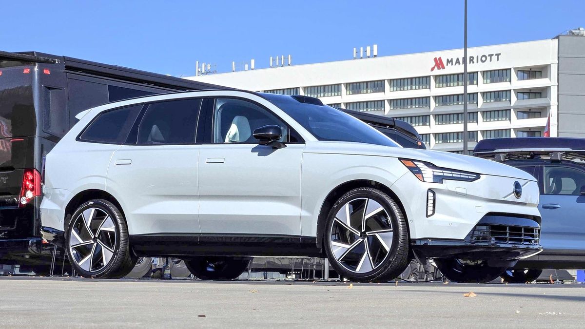 2025 Volvo EX90 first look.