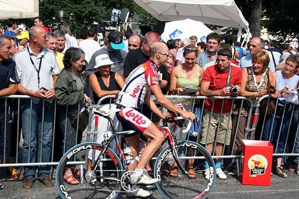 The peloton's left, but Chris Horner's still signing autographs and chatting with the fans. Hup, Horner, Hup!