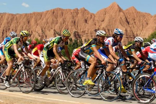 The peloton heads towards the hills