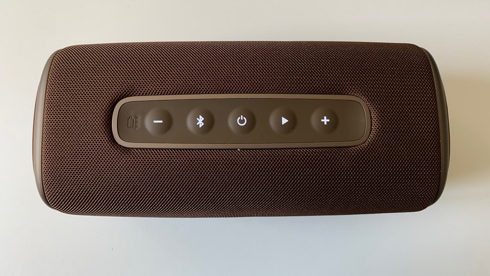 Auf der Vorderseite des L2 steht dir eine Auswahl an Knöpfen für die Einrichtung deiner Bluetooth-Verbindung, die Soundregulierung und die Wiedergabe der Musik selbst zur Verfügung