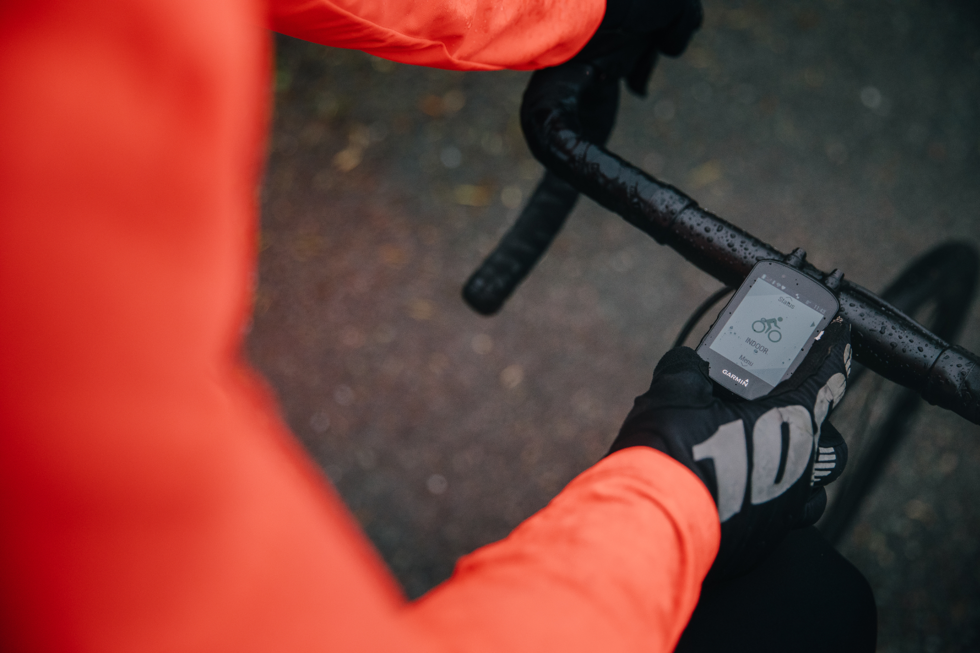 Image shows a cycle computer mounted on a bike.
