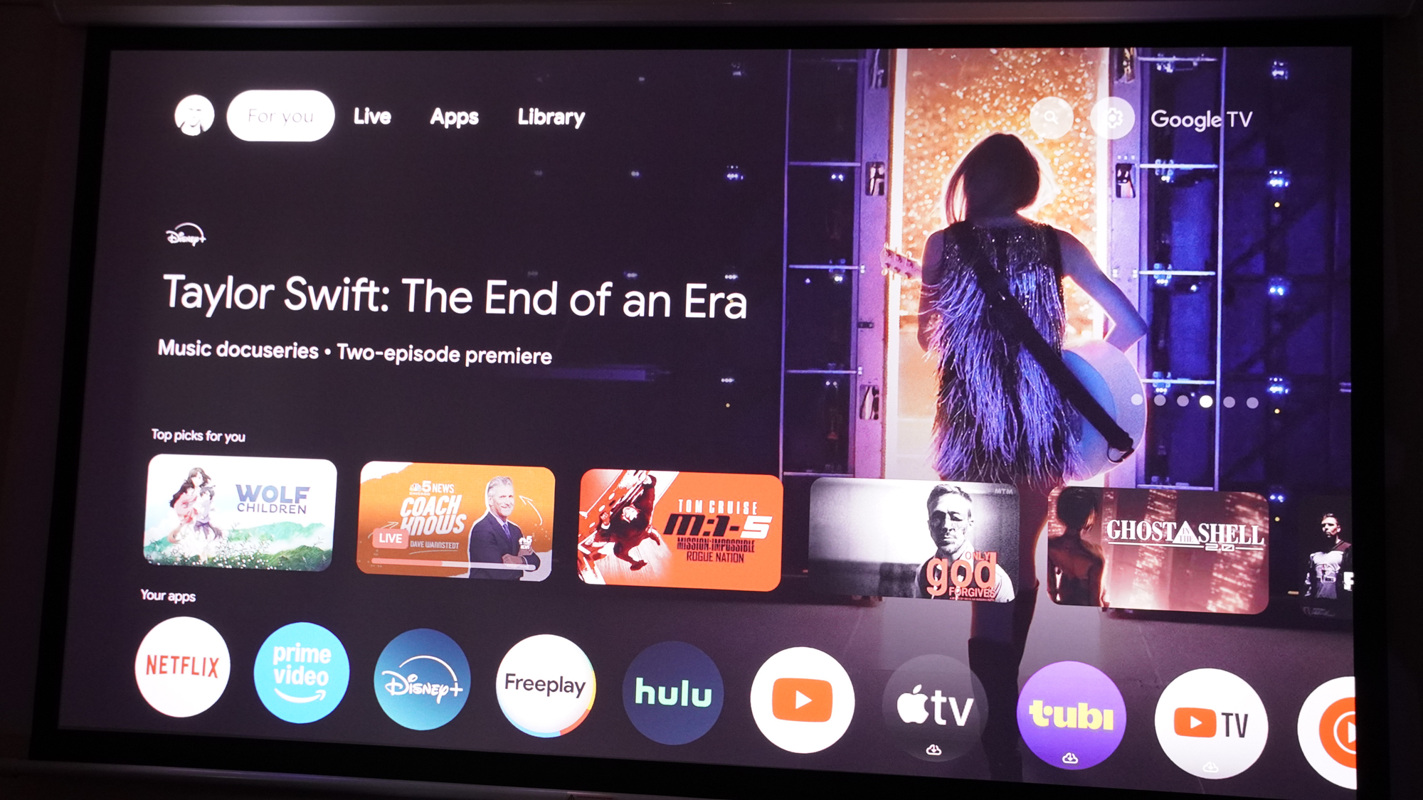 Xgimi Horizon 20 Pro 4K projector picture projected on a white wall