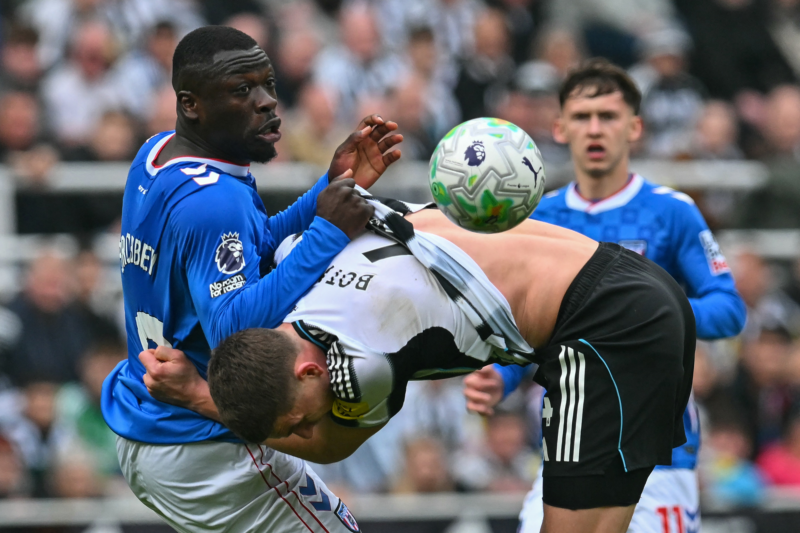 Sunderland's Dutch striker #09 Brian Brobbey (L) clashes with Newcastle United's Dutch defender #04 Sven Botman (front R) during the English Premier League football match between Newcastle United and Sunderland at St James' Park in Newcastle-upon-Tyne, north east England on March 22, 2026. (Photo by ANDY BUCHANAN / AFP) / RESTRICTED TO EDITORIAL USE. No use with unauthorized audio, video, data, fixture lists, club/league logos or 'live' services. Online in-match use limited to 120 images. An additional 40 images may be used in extra time. No video emulation. Social media in-match use limited to 120 images. An additional 40 images may be used in extra time. No use in betting publications, games or single club/league/player publications. /