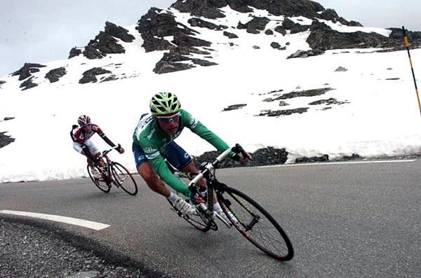 Verde Danilo Di Luca (Liquigas) flies down the mountain.