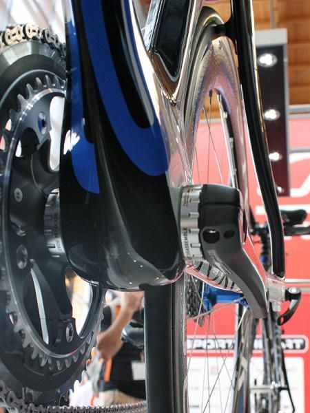 Storck foregoes the various selection of integrated bottom bracket standards currently available in favor of a standard threaded shell.